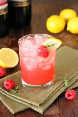 Moscato-Honey-Bee-Cocktail-Image
